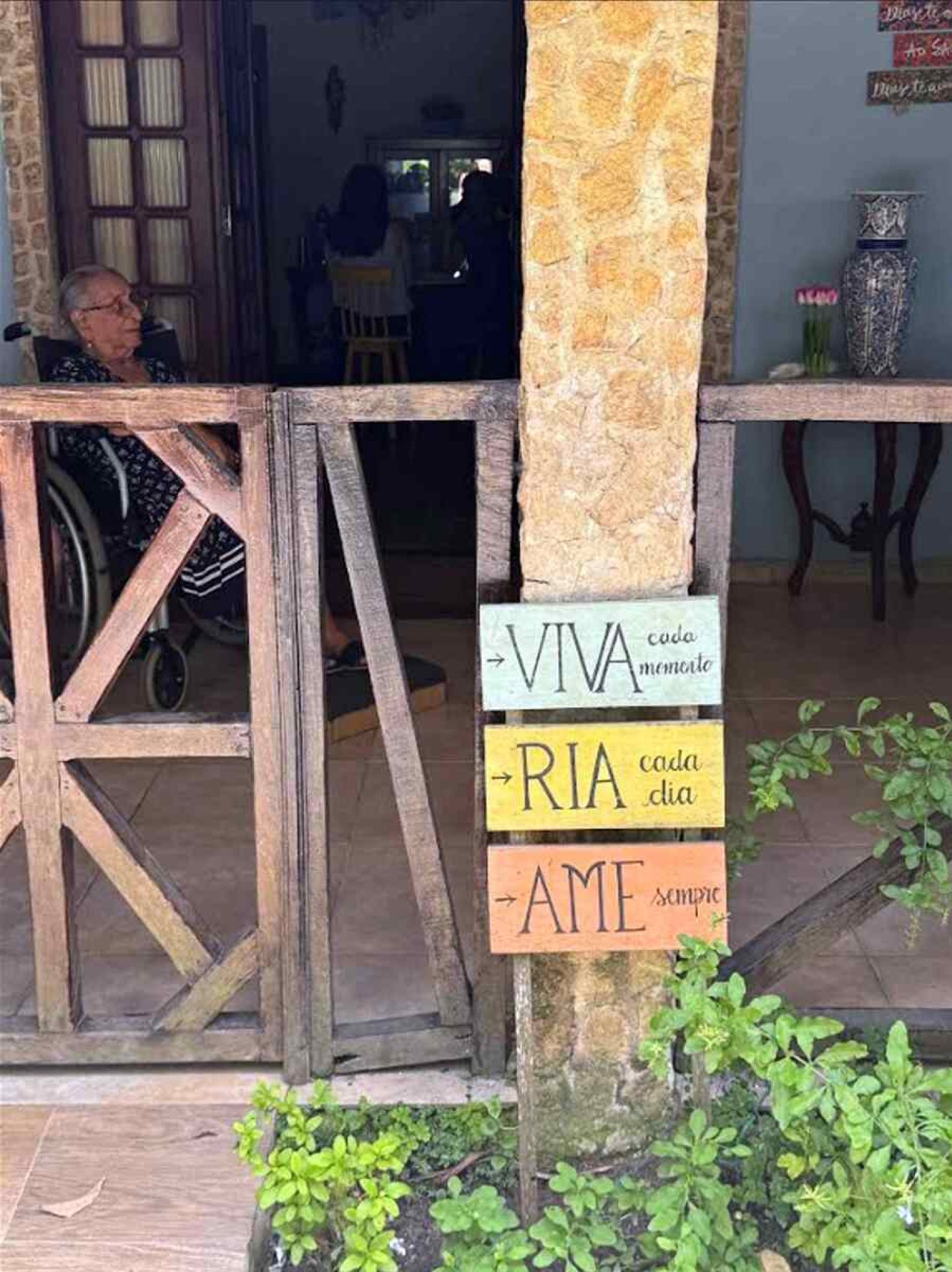 Mensagens na entrada da sede da Comunidade Obra de Maria