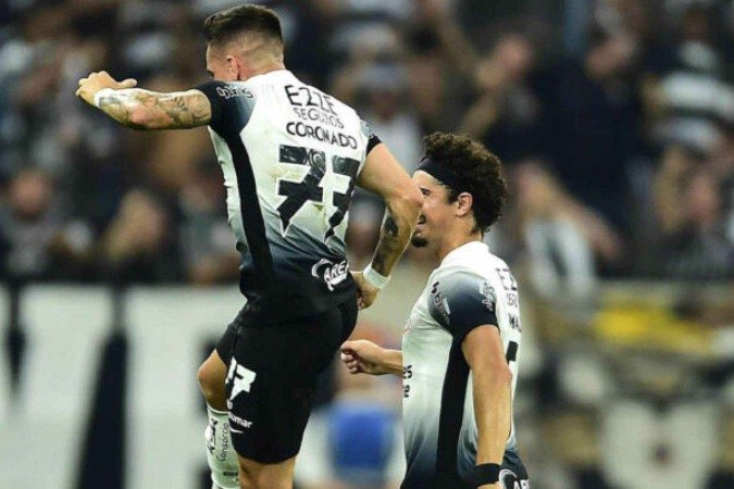 Coronado (camisa 77) celebra o belo gol de falta que marcou na vitória do Corinthians sobe o Velo Clube -  (crédito: Foto:  Mauro Horita/Ag. Paulistão)