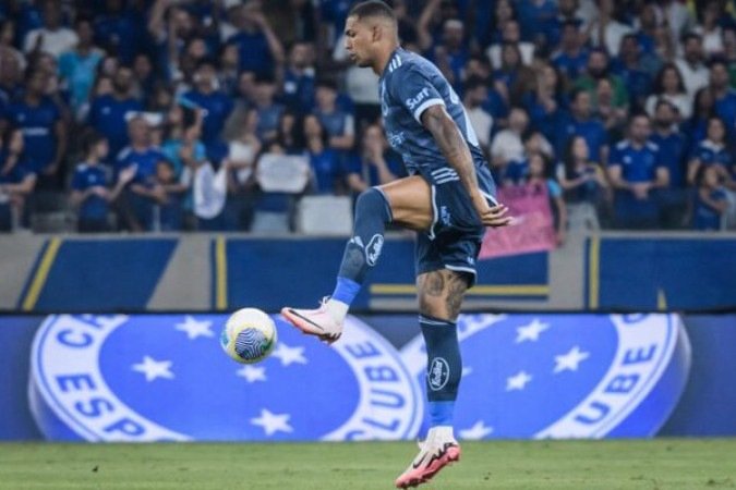 WALLACE - Foi muito bem na marcação e ainda ajudou demais na saída de bola, alternando-se com Villalba - Nota 7,0  Foto: Gustavo Aleixo / Cruzeiro