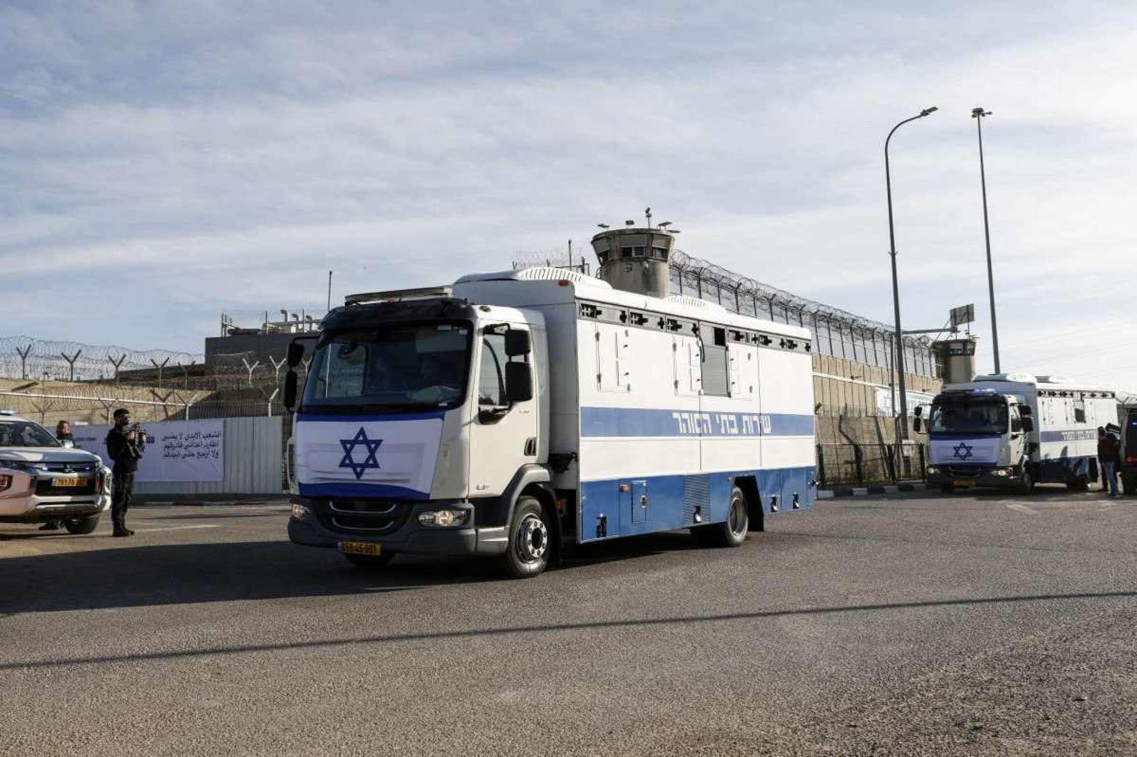 Ônibus de transporte de prisioneiros estão estacionados em frente à prisão militar de Ofer, localizada entre Ramallah e Beitunia, na Cisjordânia ocupada, em 19 de janeiro de 2025      