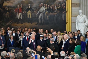 Trump faz o juramento de posse como 47º presidente dos Estados Unidos, perante o presidente da Suprema Corte, John Roberts, na Rotunda do Capitólio 