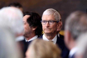 O CEO da Apple, Tim Cook, durante a posse de Trump -  (crédito: KEVIN LAMARQUE / POOL / AFP)
