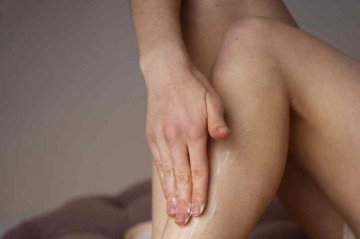 Usar diariamente um creme hidratante pode ajudar a manter a pele macia e hidratada