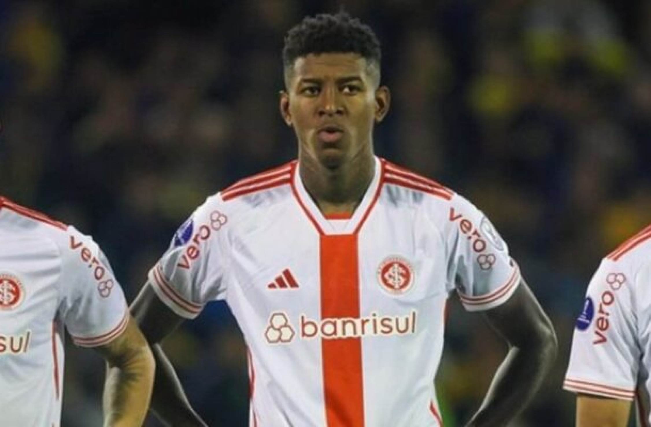 Flamengo sinaliza aumentar proposta para contratar Vitão, do Inter