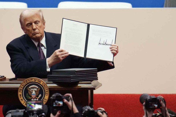 Donald Trump exibe decreto assinado no primeiro dia do mandato       