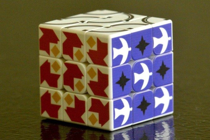Cubo mágico inspirado nos azulejos de Athos Bulcão