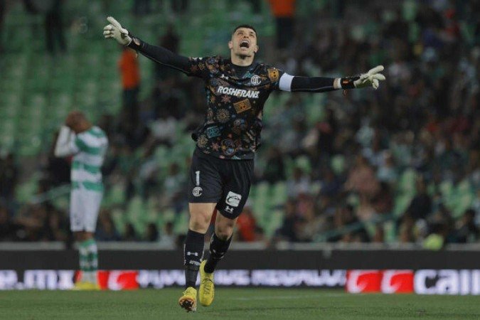 TORREON, MEXICO - FEBRUARY 23: Tiago Volpi of Toluca celebrates the team..s victory during the 7th round match between Santos Laguna and Toluca as part of the Torneo Clausura 2023 Liga MX at Corona Stadium on February 23, 2023 in Torreon, Mexico. (Photo by Manuel Guadarrama/Getty Images)
- (crédito: Getty Images) TORREON, MEXICO - FEBRUARY 23: Tiago Volpi of Toluca celebrates the team..s victory during the 7th round match between Santos Laguna and Toluca as part of the Torneo Clausura 2023 Liga MX at Corona Stadium on February 23, 2023 in Torreon, Mexico. (Photo by Manuel Guadarrama/Getty Images)
- (crédito: Getty Images)