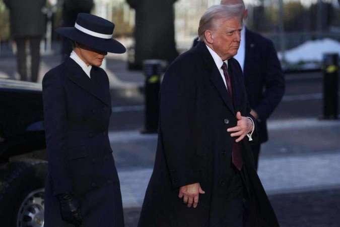 Trump e Melania chegando à cerimônia religiosa no primeiro evento da posse - (crédito: Getty Images via AFP) Trump e Melania chegando à cerimônia religiosa no primeiro evento da posse - (crédito: Getty Images via AFP)