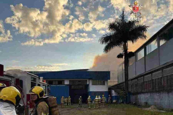 Ao chegar no local, os bombeiros depararam-se com uma grande quantidade de fumaça vindo do primeiro andar do galpão - (crédito: CBMDF) Ao chegar no local, os bombeiros depararam-se com uma grande quantidade de fumaça vindo do primeiro andar do galpão - (crédito: CBMDF)