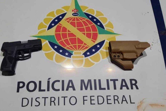 Com o motorista foram encontradas uma pistola e 13 munições - (crédito: PMDF) Com o motorista foram encontradas uma pistola e 13 munições - (crédito: PMDF)