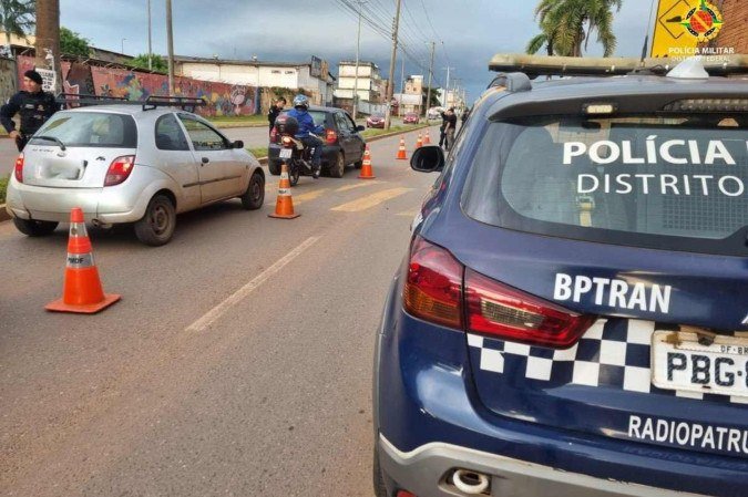 Além dos casos de alcoolemia, os policiais registraram diversas outras infrações, como CNH vencida, condutores inabilitados e veículos sem licenciamento - (crédito: PMDF) Além dos casos de alcoolemia, os policiais registraram diversas outras infrações, como CNH vencida, condutores inabilitados e veículos sem licenciamento - (crédito: PMDF)