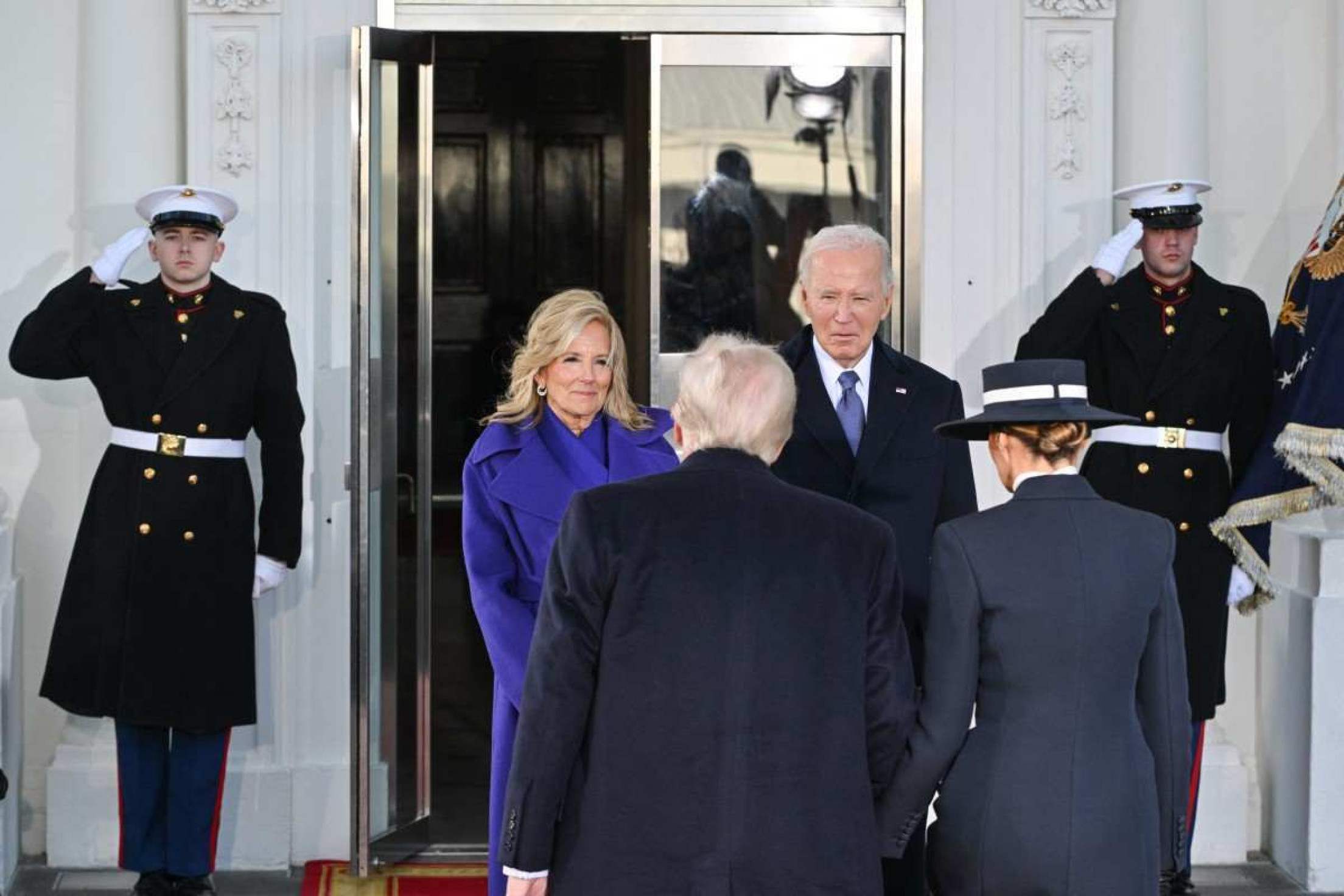 Joe Biden e Donald Trump se encontram na Casa Branca            