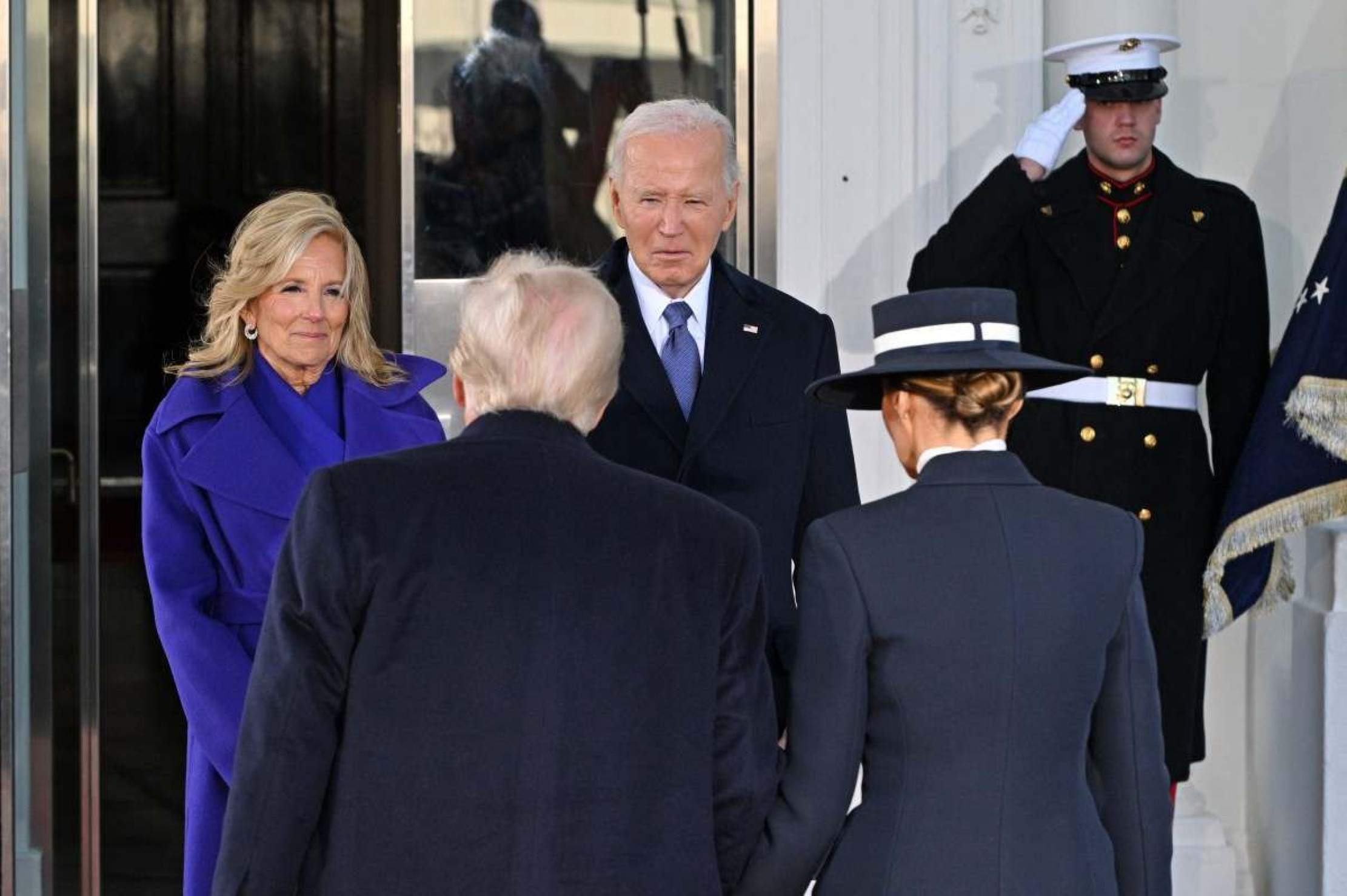 Joe Biden e Donald Trump se encontram na Casa Branca            