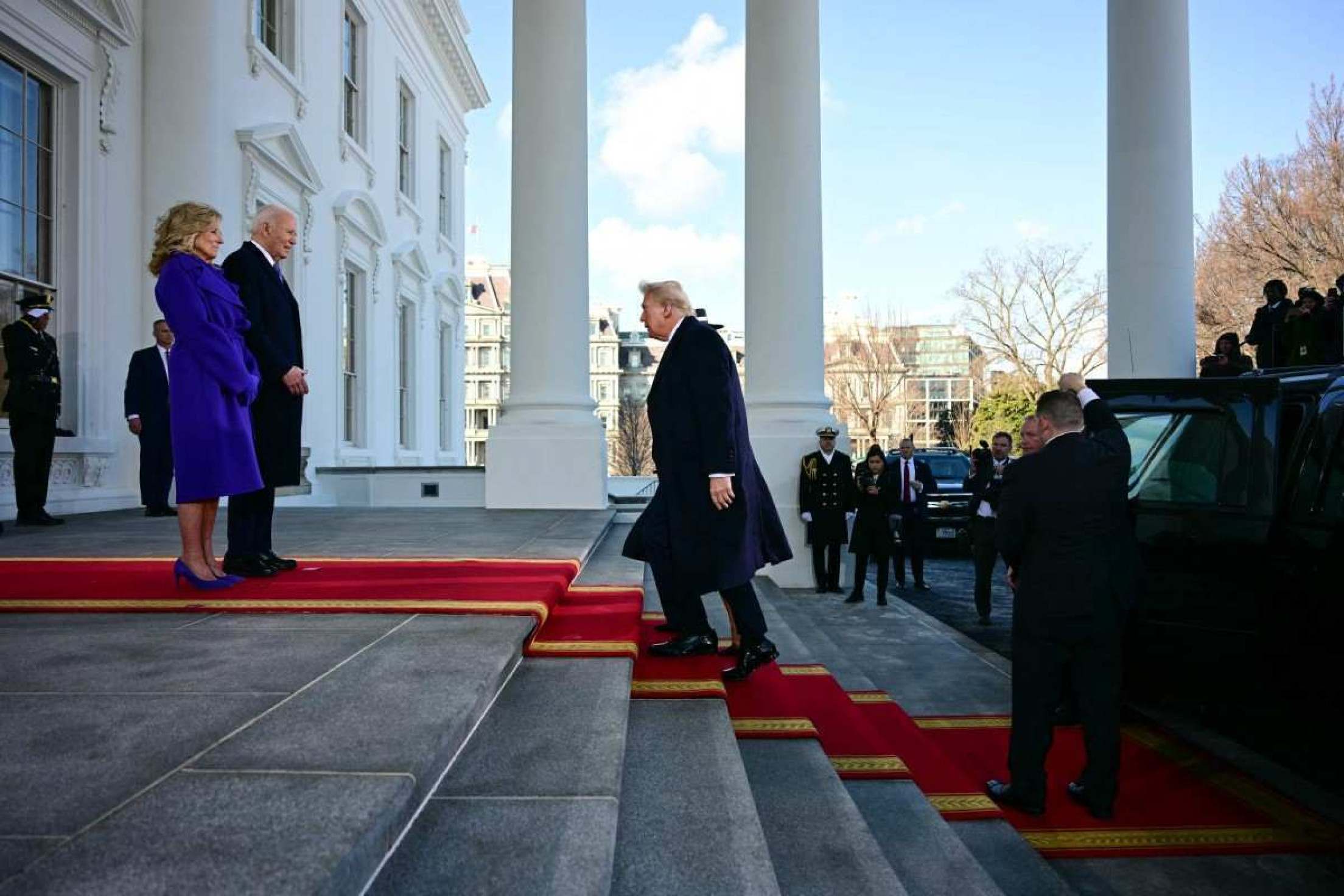 Joe Biden e Donald Trump se encontram na Casa Branca            