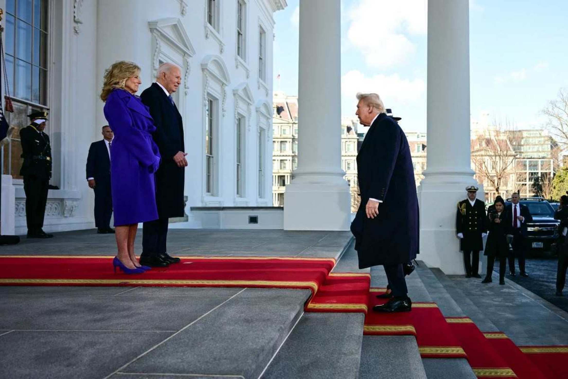 Joe Biden e Donald Trump se encontram na Casa Branca            