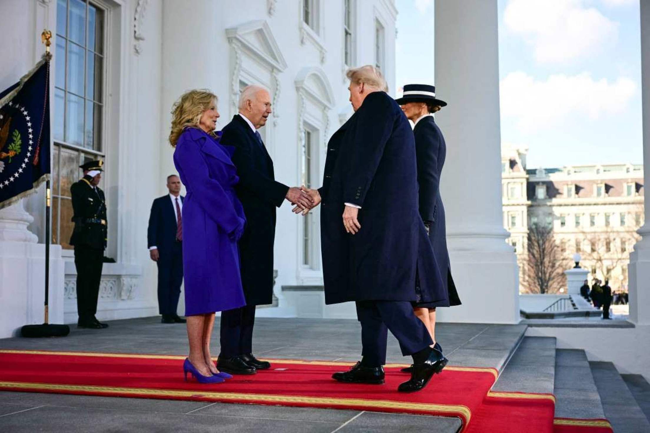 Joe Biden e Donald Trump se encontram na Casa Branca      