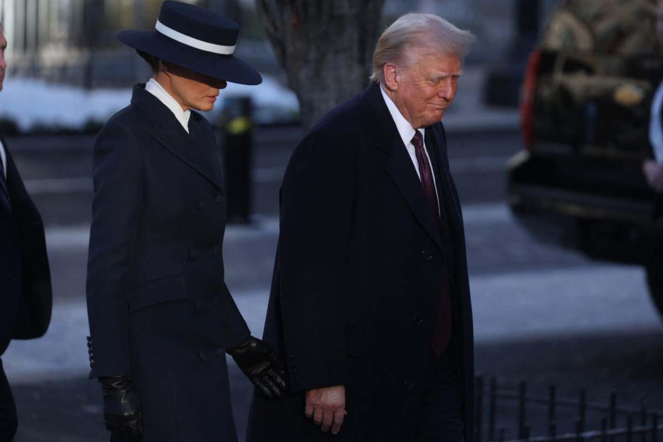 Trump e Melania chegando à cerimônia religiosa no primeiro evento de inauguração            