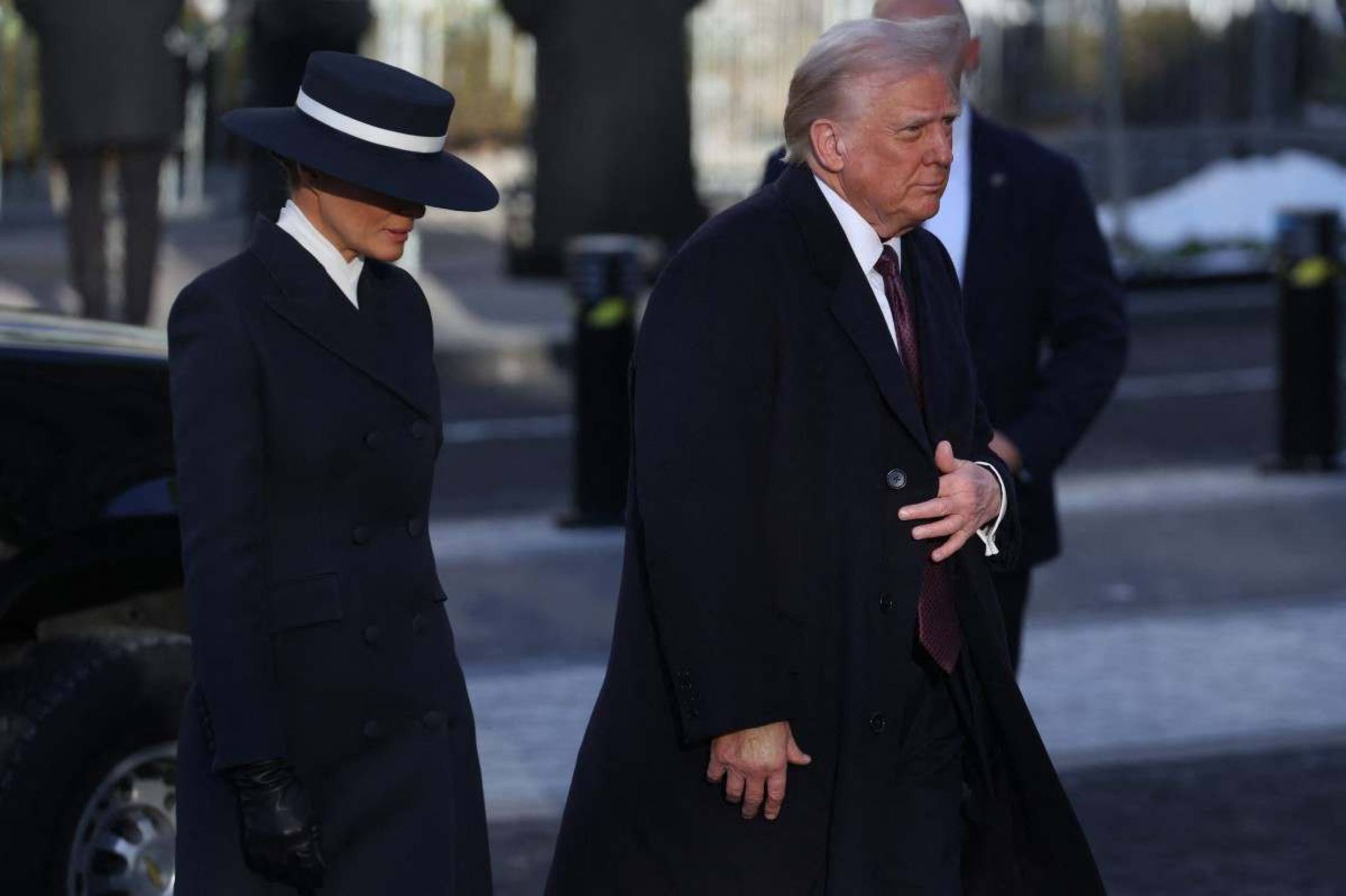 Trump e Melania chegando à cerimônia religiosa no primeiro evento de inauguração            