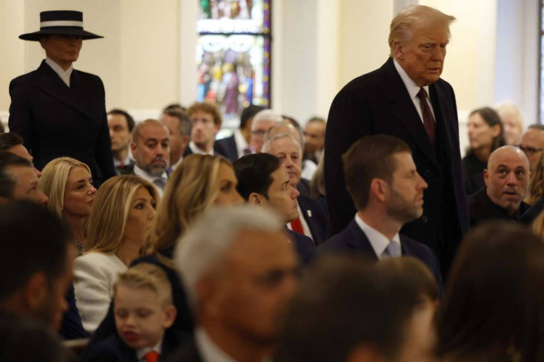 Trump e Melania chegando à cerimônia religiosa no primeiro evento da posse            