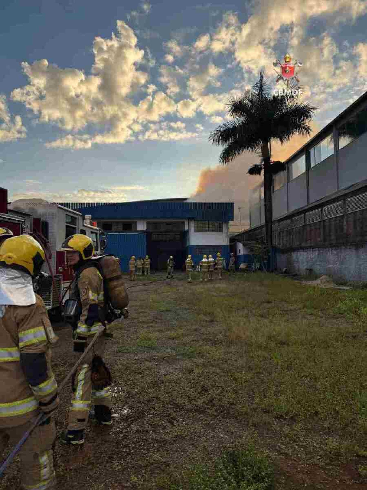 Incêndio atinge galpão em Taguatinga Sul, nesta segunda (20/1)