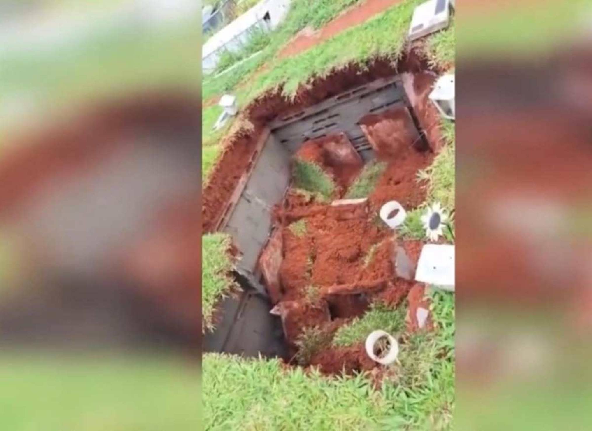Solo de cemitério cede e deixa três túmulos abertos; veja vídeo