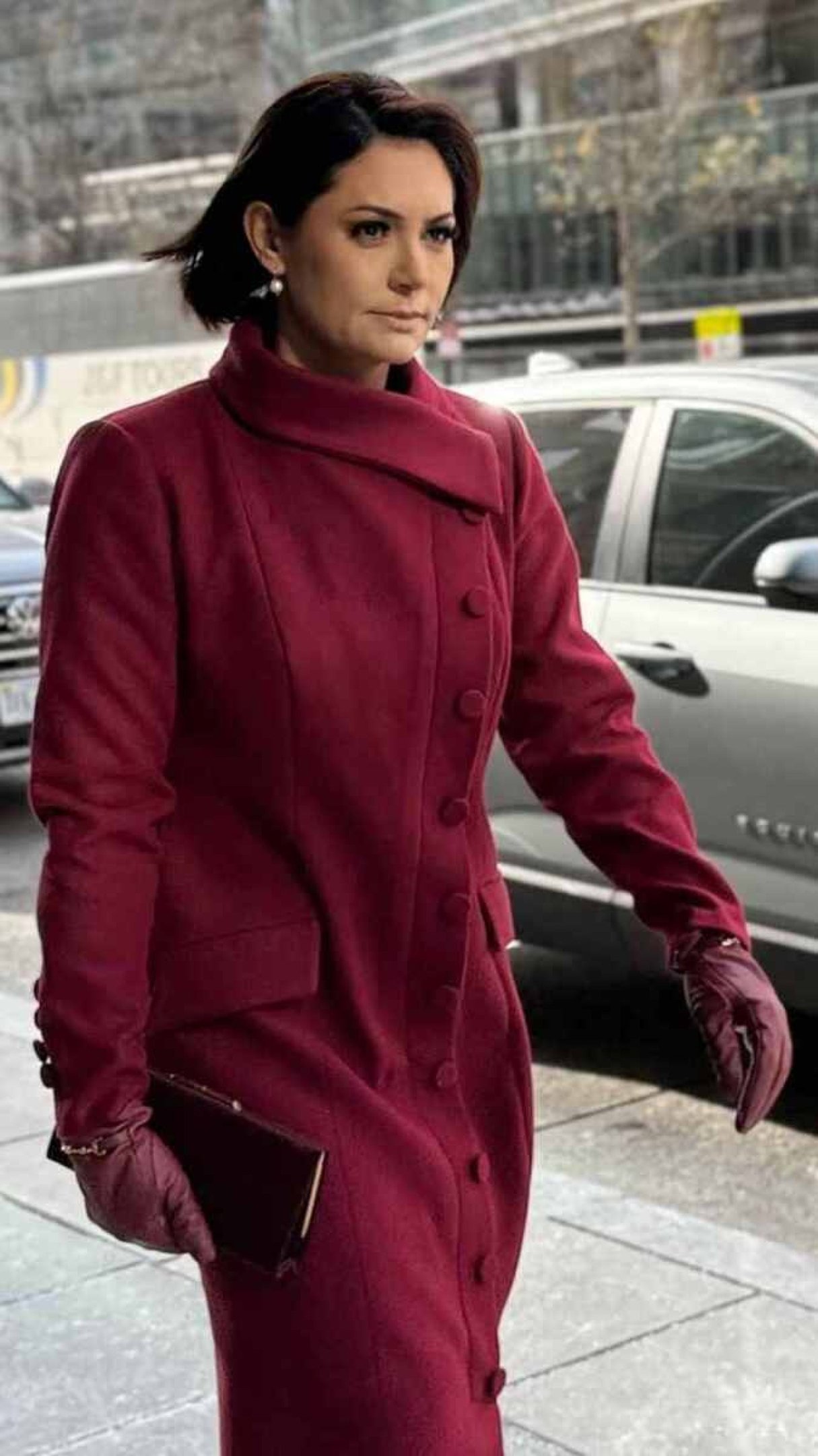 O vestido vermelho de Michelle Bolsonaro, ex-primeira-dama do Brasil para posse de Donald Trump 