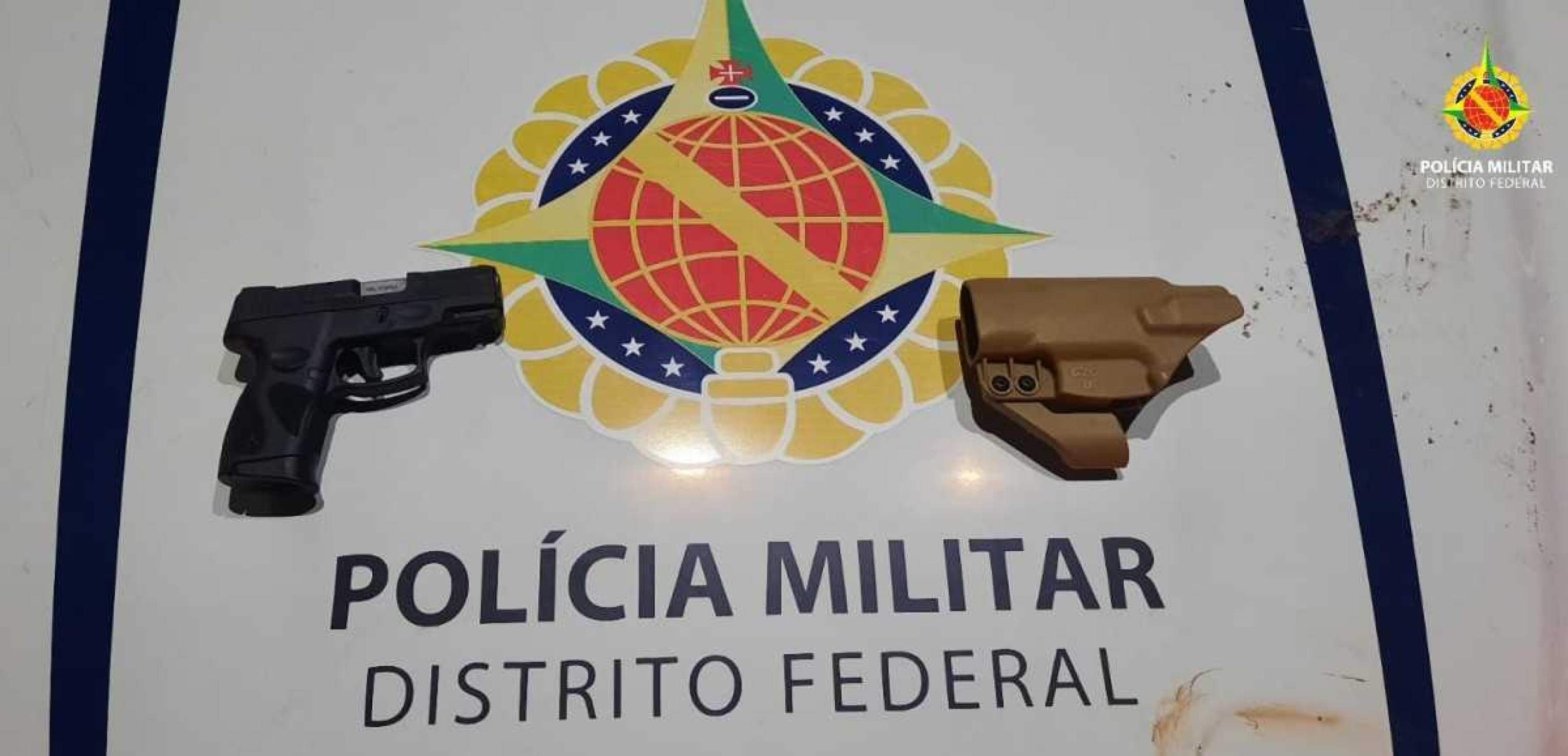 Motorista armado tenta fugir de blitz a pé em Ceilândia