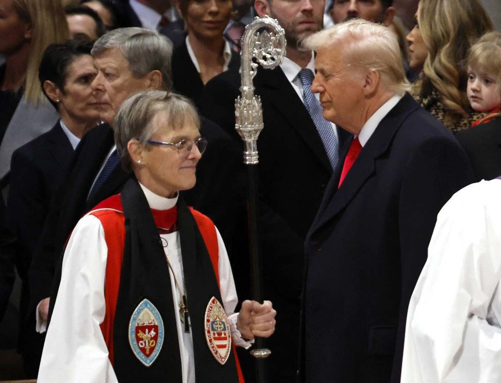 Bispa Mariann Edgar Budde com o presidente Donald Trump, durante missa na Catedral Nacional de Washington  