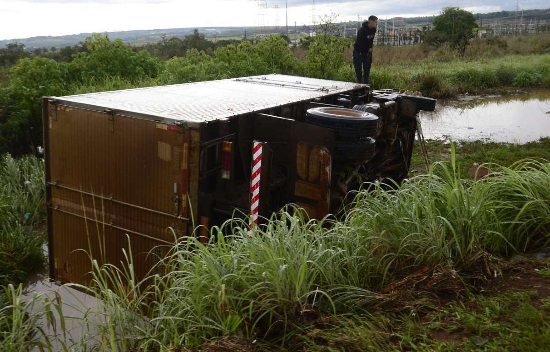  21/01/2025 Crédito: Marcelo Ferreira/CB/D.A Press. Brasil. Brasília - DF - Estragos das chuvas, na BR 070 caminhão sai da pista.