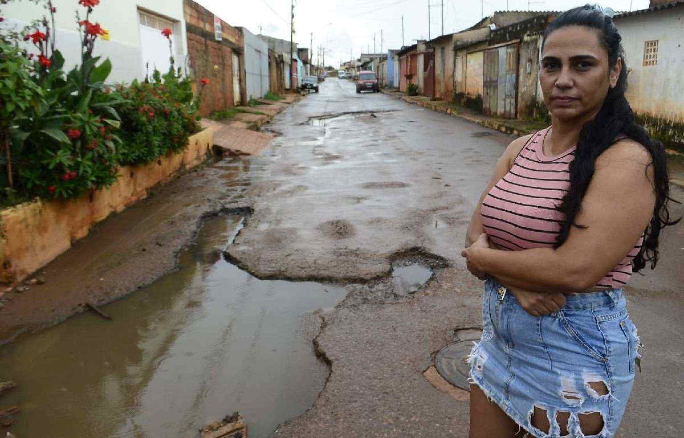 No Sol Nascente, a moradora Flávia Patrícia, de 44 anos, enfrentou momentos de tensão ao dirigir durante uma enxurrada