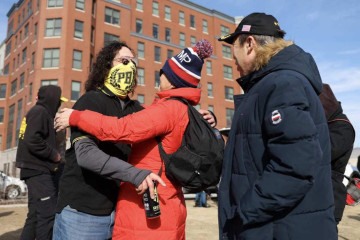     WASHINGTON, DC - 21 DE JANEIRO: (LR) Harry Fox, membro dos Proud Boys, é abraçado por Stephanie Liu e Arthur Liu de Nova York em 21 de janeiro de 2025, fora do Centro de Detenção Central de DC, em Washington, DC. Em 20 de janeiro, Donald Trump perdoou cerca de 1.500 réus criminais acusados ​​do ataque de 6 de janeiro ao Capitólio dos EUA. Kayla Bartkowski/Getty Images/AFP (Foto de Kayla Bartkowski/GETTY IMAGES AMÉRICA DO NORTE/Getty Images via AFP)
      