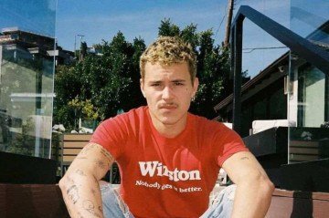 A famosa baby tee combina com jeans e tênis comuns no guarda-roupas dos jovens 