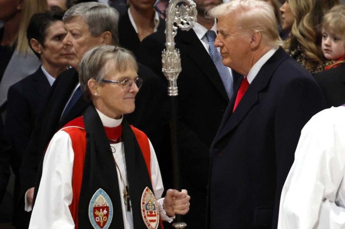 Bispa Mariann Edgar Budde com o presidente Donald Trump, durante missa na Catedral Nacional de Washington  