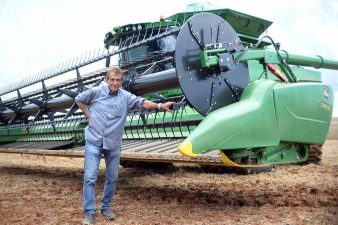 Helio Dal Bello mostra a colheitadeira Jhon Deere S770, que possui regulagem automática por sensores, avisos sonoros caso algum defeito ocorra no equipamento e mapa de produtividade para futuras correções do solo 