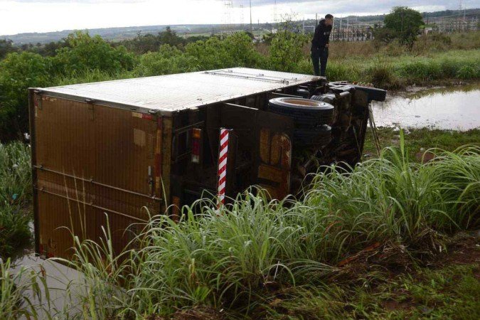 Na BR 070, um caminhão saiu da pista.