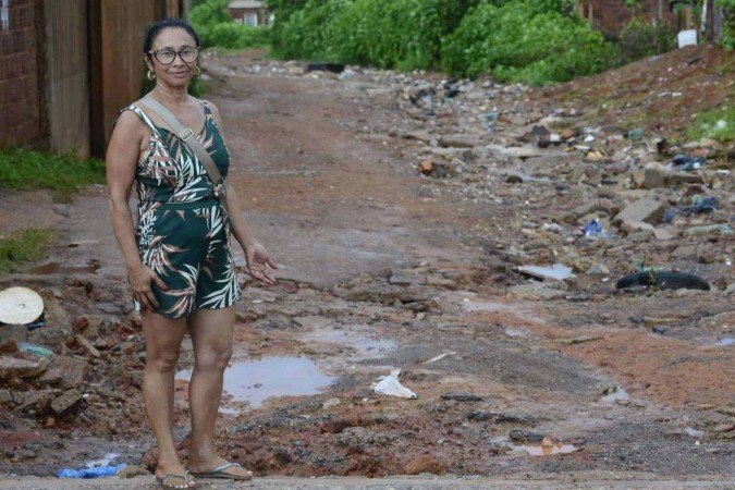  21/01/2025 Crédito: Marcelo Ferreira/CB/D.A Press. Brasil. Brasília - DF - Estragos das chuvas no Setor Habitacional Sol Nascente a chuva faz estragos nas pistas. Maria Santana.