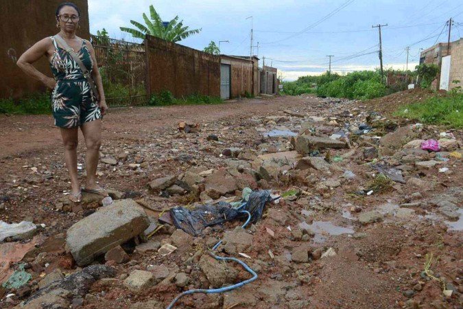  21/01/2025 Crédito: Marcelo Ferreira/CB/D.A Press. Brasil. Brasília - DF - Estragos das chuvas no Setor Habitacional Sol Nascente a chuva faz estragos nas pistas. Maria Santana.