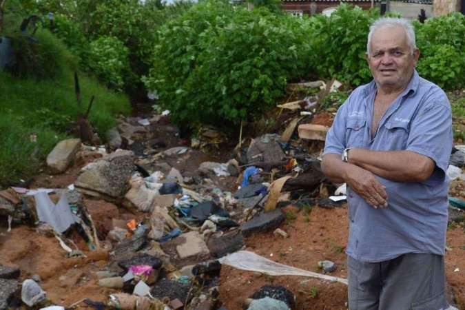 Osvaldo da Silva mostra os estragos da chuva nas pistas do Setor Habitacional Sol Nascente