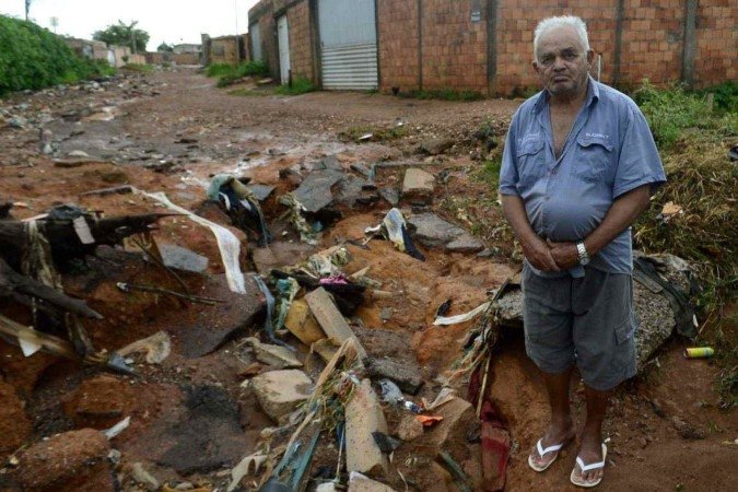  21/01/2025 Crédito: Marcelo Ferreira/CB/D.A Press. Brasil. Brasília - DF - Estragos das chuvas no Setor Habitacional Sol Nascente a chuva faz estragos nas pistas. Osvaldo da Silva.