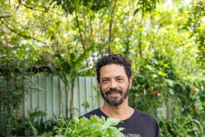 Revista. 26/01/2025. Editorial. Plantas. Na Foto Fábio mostra as plantas alimentícias não convencionais que cultiva em casa, no Lago Norte