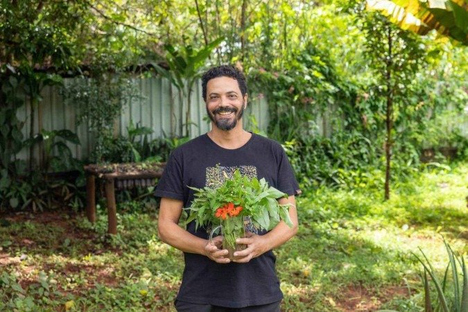 Revista. 26/01/2025. Editorial. Plantas. Na Foto Fábio mostra as plantas alimentícias não convencionais que cultiva em casa, no Lago Norte
