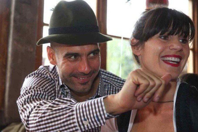  MUNICH,  - OCTOBER 06:  Pep Guardiola, head coach of Bayern Muenchen attends with his wife Cristina Serra the Oktoberfest 2013 beer festival at Kaefers Wiesenschaenke on October 6, 2013 in Munich, .  (Photo by Alexander Hassenstein/Bongarts/Getty Images)
     -  (crédito:  Bongarts/Getty Images)
