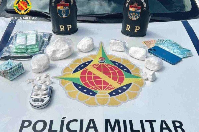 Ele foi encaminhado, junto com o material apreendido, para a Delegacia da Criança e do Adolescente - (crédito: Divulgação/PMDF) Ele foi encaminhado, junto com o material apreendido, para a Delegacia da Criança e do Adolescente - (crédito: Divulgação/PMDF)