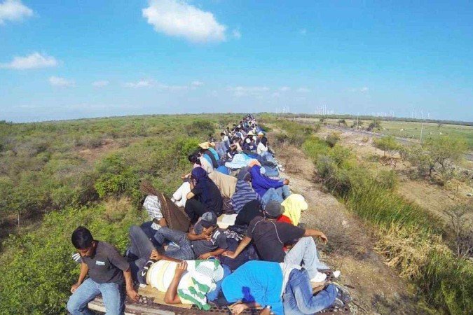 Imigrantes na fronteira do México com os Estados Unidos - (crédito: Bandeirantes/Divulgacao - CQC ) Imigrantes na fronteira do México com os Estados Unidos - (crédito: Bandeirantes/Divulgacao - CQC )