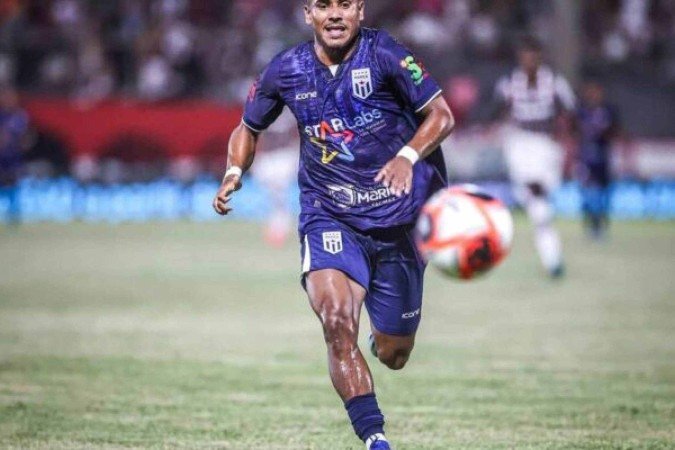 Atacante Denilson em ação pelo Maricá - (crédito: Foto: Reprodução/Instagram) Atacante Denilson em ação pelo Maricá - (crédito: Foto: Reprodução/Instagram)