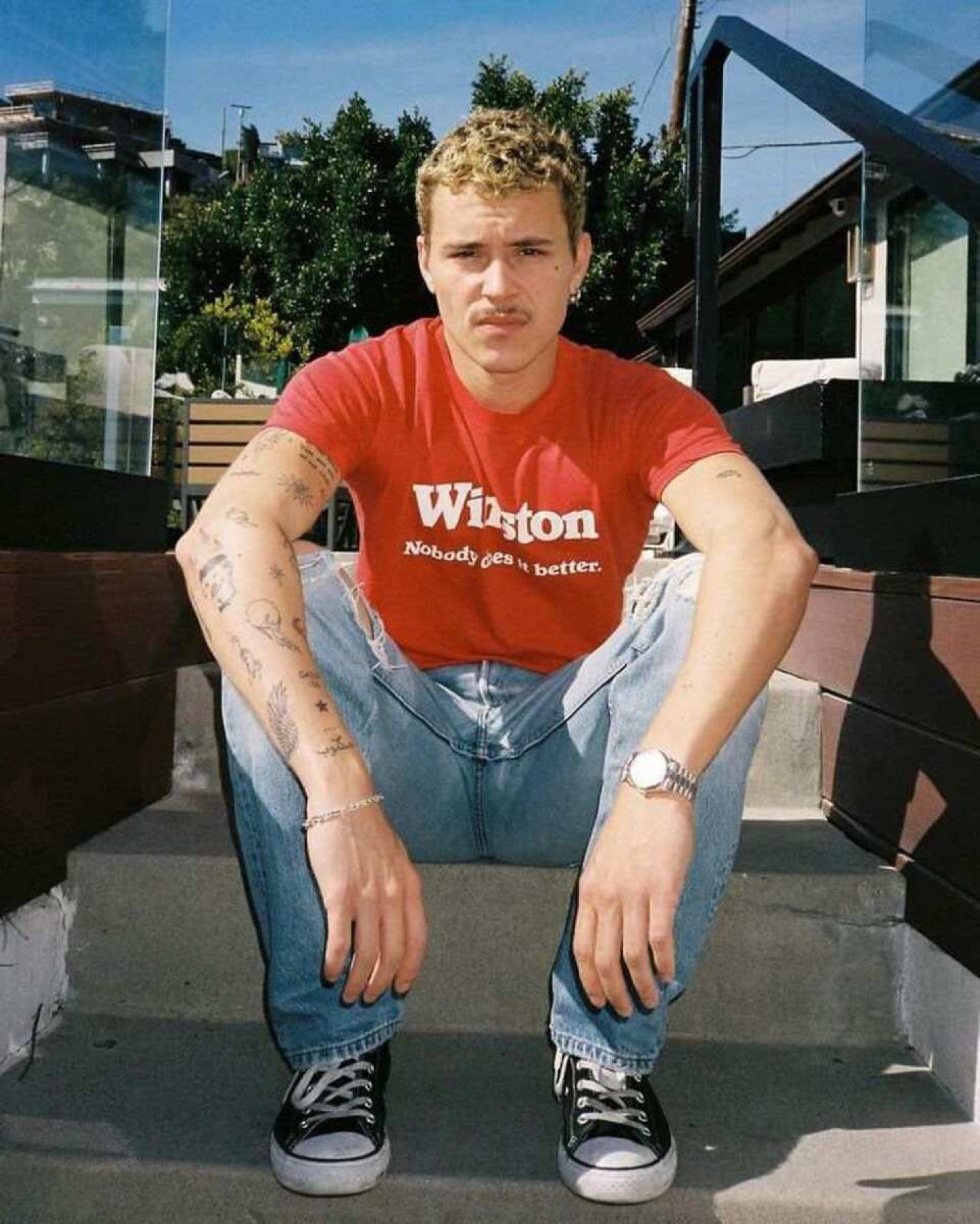 A famosa baby tee combina com jeans e tênis comuns no guarda-roupas dos jovens A famosa baby tee combina com jeans e tênis comuns no guarda-roupas dos jovens