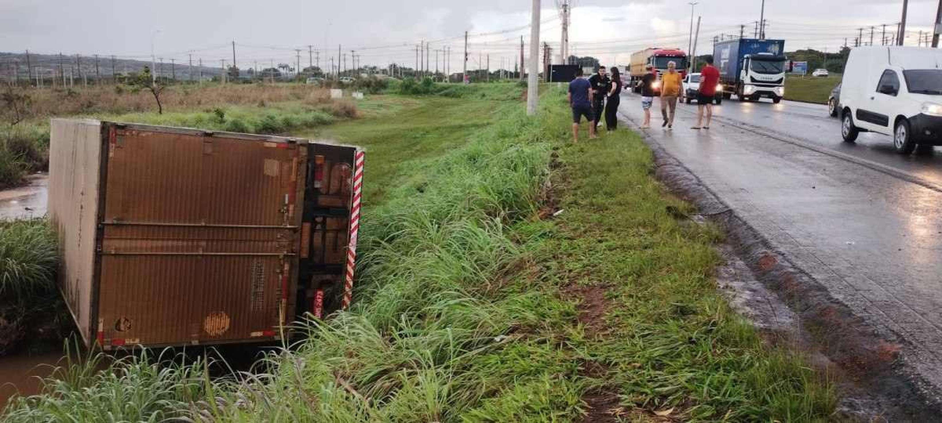 Chuvas fortes causam transtornos e deixam rastro de destruição no DF nesta terça-feira