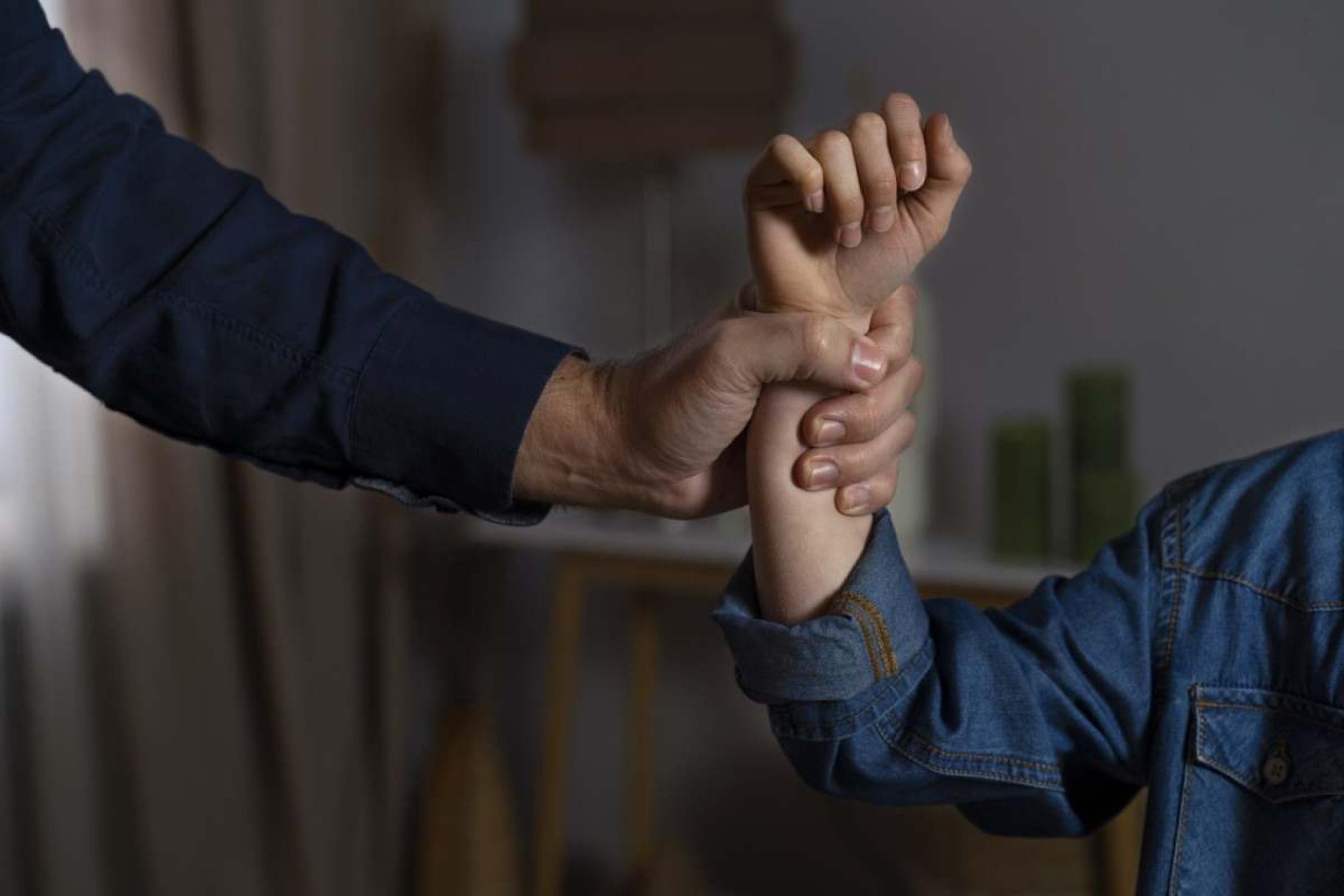 No ciclo de abuso, depois de uma fase de agressão, vem uma fase de arrependimento e promessas de mudança. Isso alimenta a esperança de que "dessa vez será diferente". No ciclo de abuso, depois de uma fase de agressão, vem uma fase de arrependimento e promessas de mudança. Isso alimenta a esperança de que "dessa vez será diferente".