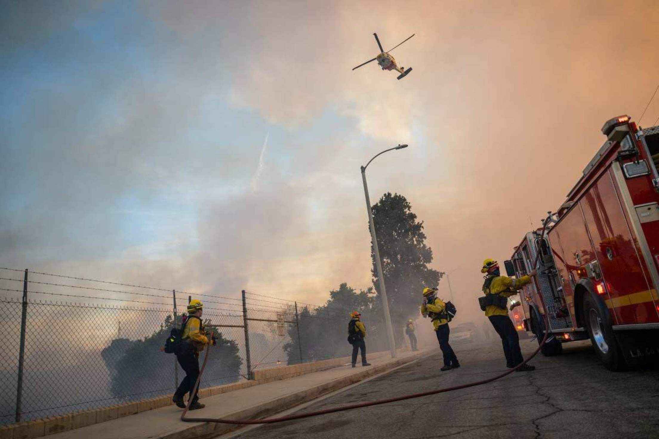 Novos incêndios registrados nesta quarta-feira (22/1) em Los Angeles, levaram autoridades a ordenar a saída de 19 mil pessoas       