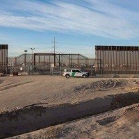 Viatura da Imigração dos EUA patrulha a fronteira com o México, próximo à cidade de El Paso, no Texas  -  (crédito: Charly Triballeau/AFP)